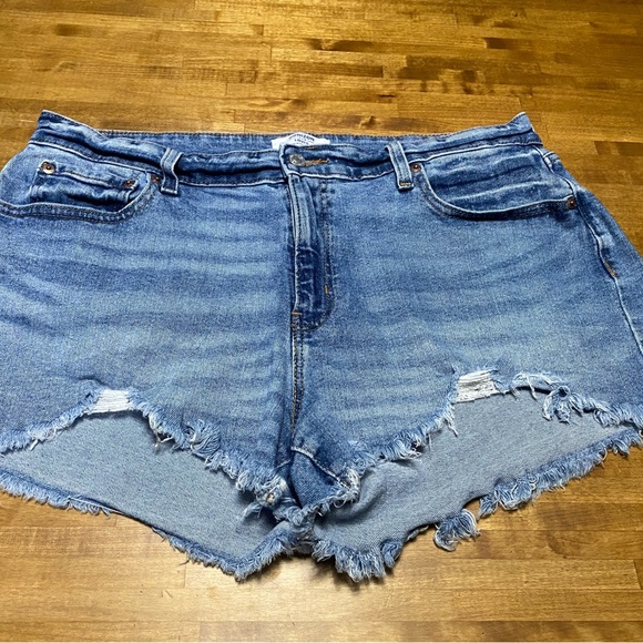 Denizen from Levi's Light Blue Frayed High-Rise shorts - Picture 1 of 5